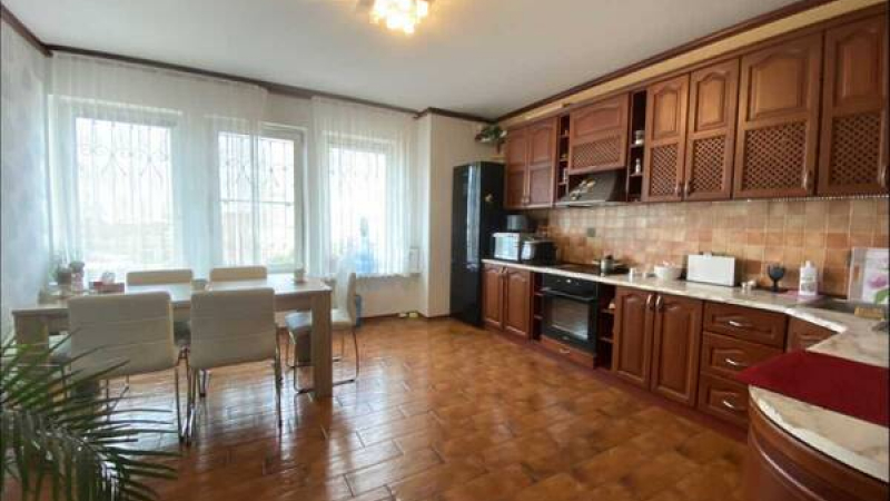 $180000 / Мельникова 83д, Киев, Киев / Продажа / Квартира / 142 кв.м. / 4 комнат