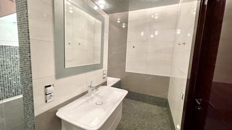$630000 / Драгомирова 5, Киев, Киев / Продажа / Квартира / 140 кв.м. / 3 комнат